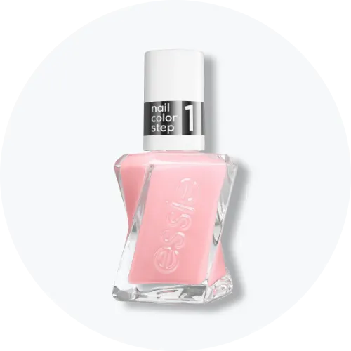Her ses et billede af en essie neglelak placeret centralt mod en lys baggrund. Neglelakken er i en lyserød nuance med hvidt låg og klar glasflaske. På låget står der "nail color step 1".