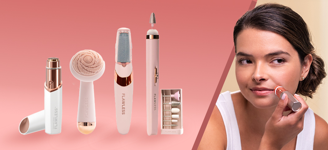 Her ses Flawless beauty tools – ansigtstrimmer, rensebørste og negleplejeværktøj på en lyserød baggrund samt en kvinde, der bruger en ansigtstrimmer.