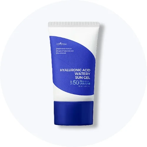 Her ses en Isntree Hyaluronic Acid Watery Sun Gel SPF 50+ i hvid og blå emballage på en lys baggrund.