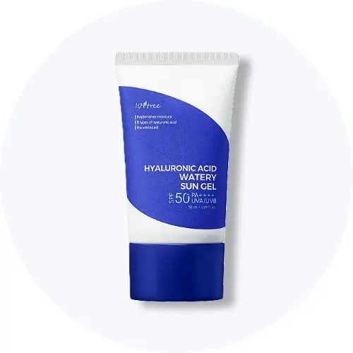 Her ses en Isntree Hyaluronic Acid Watery Sun Gel SPF 50+ i hvid og blå emballage på en lys baggrund.