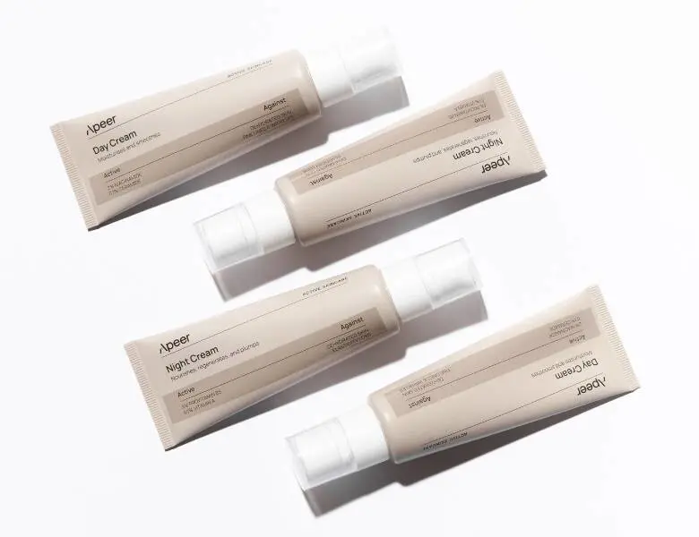 Her ses fire beige og hvide Apeer produkter på en hvid baggrund.