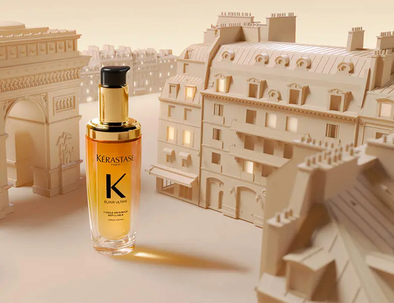 Her ses beige legoby med et orange Kérastase produkt.