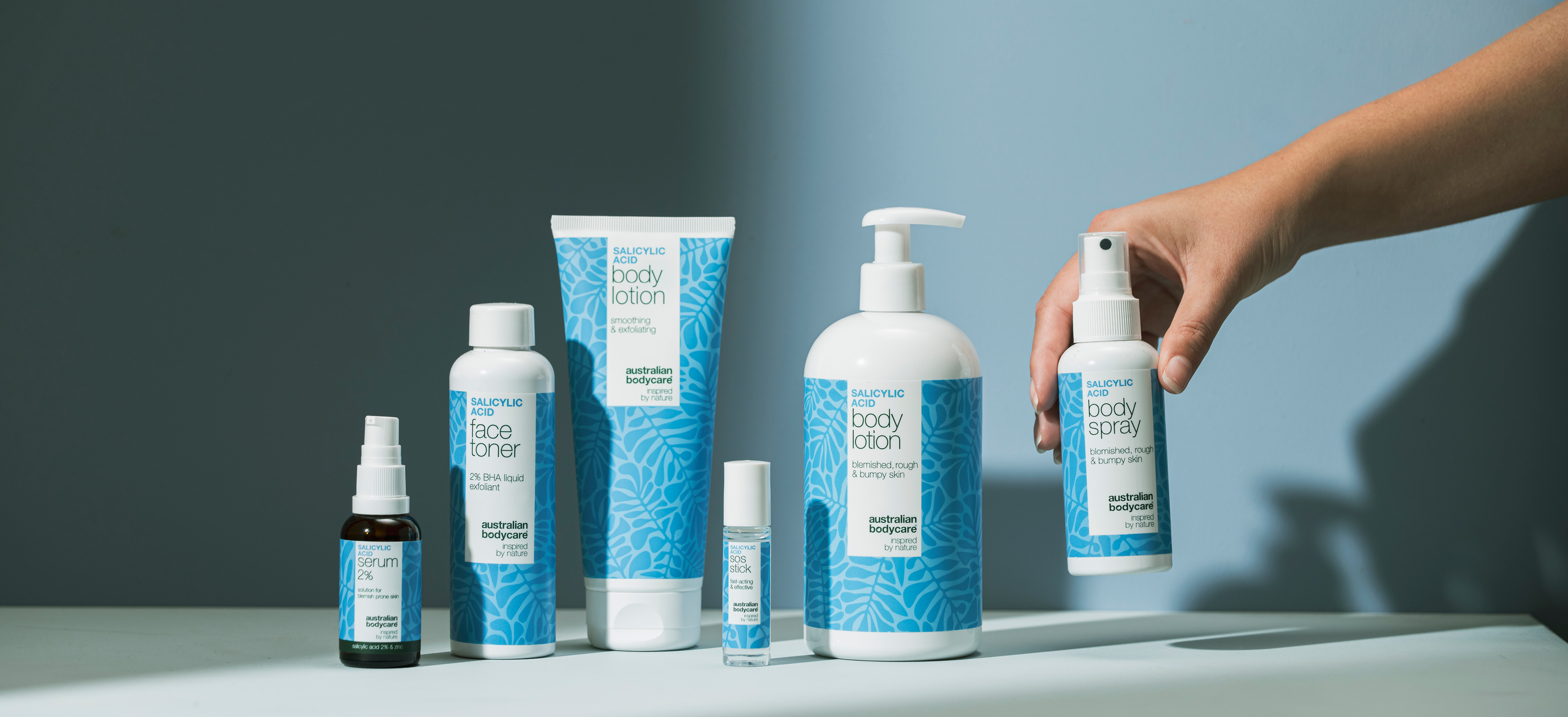 Her ses Australian Bodycare Produkter i blå emballage placeret på en lys baggrund.