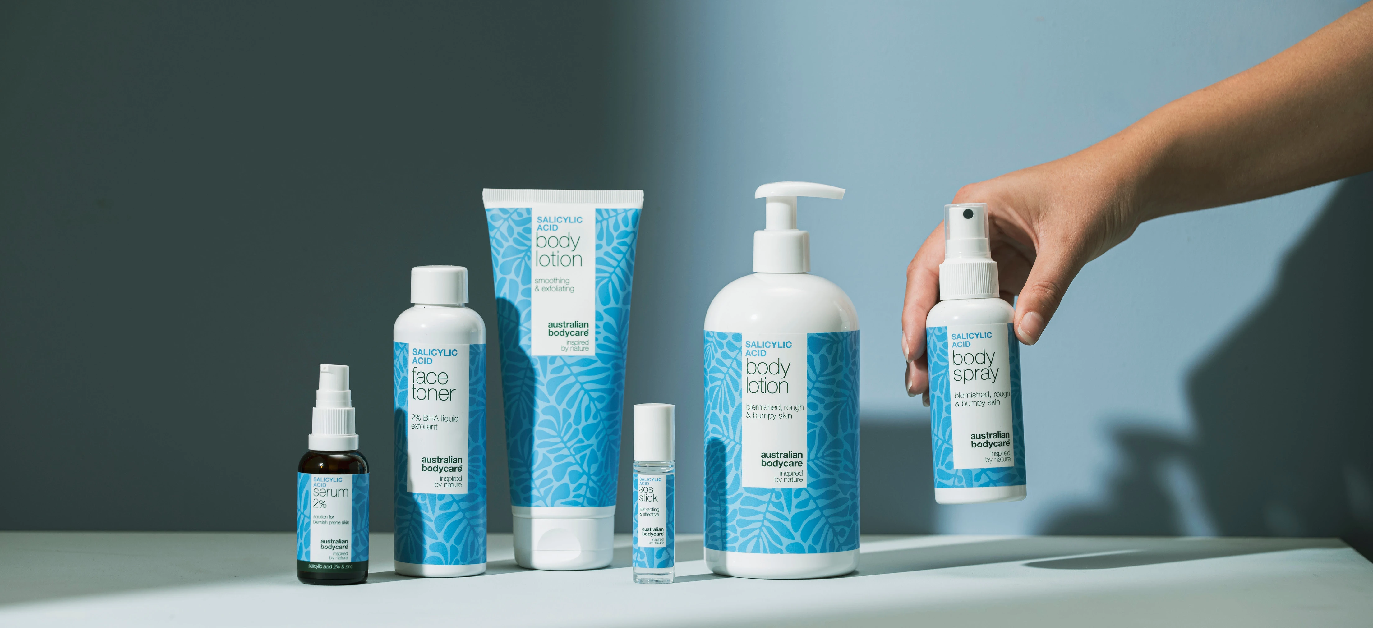 Her ses Australian Bodycare Produkter i blå emballage placeret på en lys baggrund.