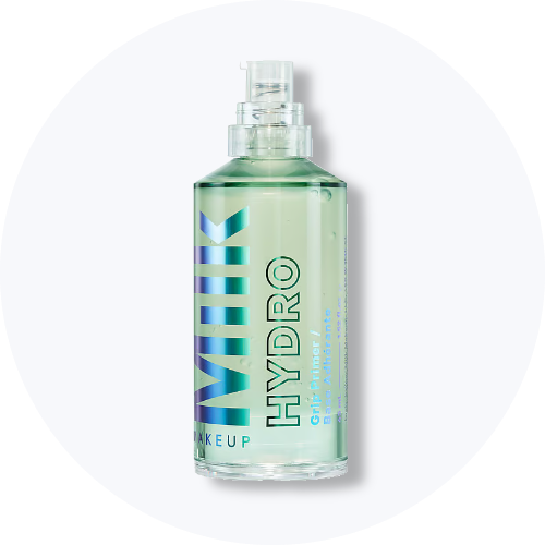 Her ses Milk Makeup Hydro Grip Primer i en transparent flaske med lysegrønt produkt og holografisk tekst. På emballagen står “Milk Makeup”, “Hydro” og “Grip Primer”.
