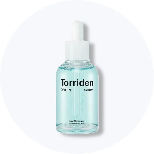 Her ses et Torriden Dive In Serum i en lyseblå pipetteflaske på en lys baggrund.