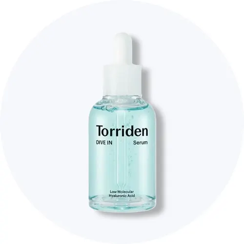 Her ses et Torriden Dive In Serum i en lyseblå pipetteflaske på en lys baggrund.