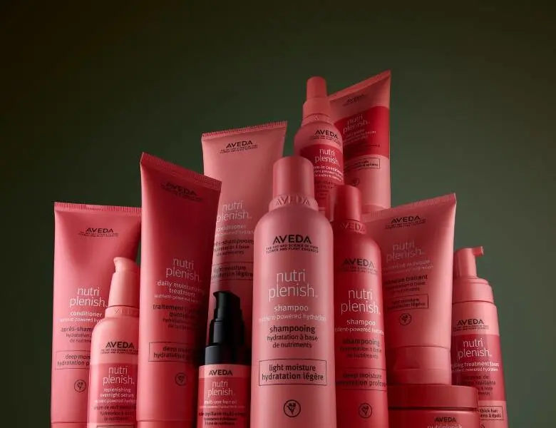 En serie af røde Avedaprodukter står samlet
