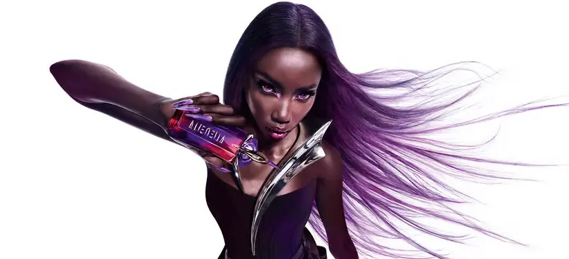 Her ses en hvid baggrund med en kvinde, som har lilla hår og holder et lilla Mugler produkt.