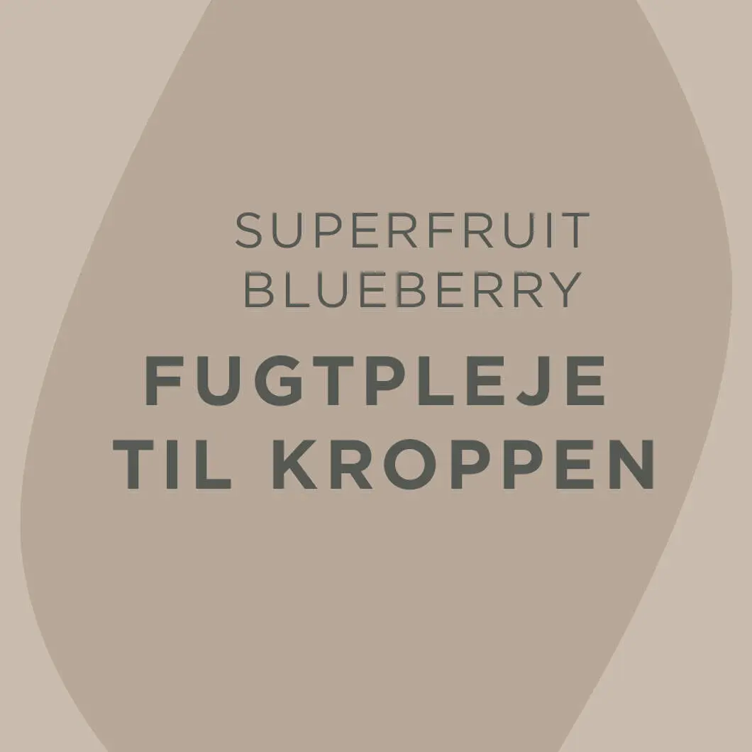 Grafisk billede med beige baggrund og bløde former. I midten står teksten ‘Superfruit Blueberry – Fugtpleje til kroppen’ i mørke bogstaver.