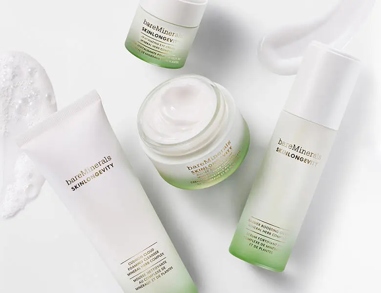 Her ses fire bareMinerals hudplejeprodukter på en hvid baggrund.