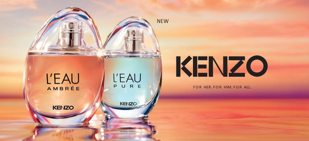 Her ses et billede med to parfumeflakoner fra Kenzo placeret foran en solnedgangsinspireret baggrund. På flakonerne står teksterne “L’EAU AMBRÉE” og “L’EAU PURE”. Til højre står teksten “KENZO” samt “FOR HER. FOR HIM. FOR ALL.”.