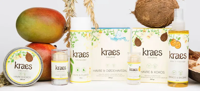 Her ses flere forskellige Kraes produkter. Baggrunden er hvid og har forskellige korn og frugter. 