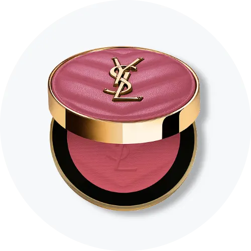 Her ses en åben Yves Saint Laurent blush i en rosa nuance. Produktet har en rund guldfarvet beholder med rosa låg og YSL-logo.
