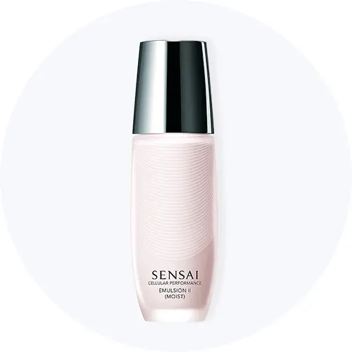 Her ses Sensai Cellular Performance Emulsion II Moist i en lyserød flaske med sort låg på en lysegrå cirkel.