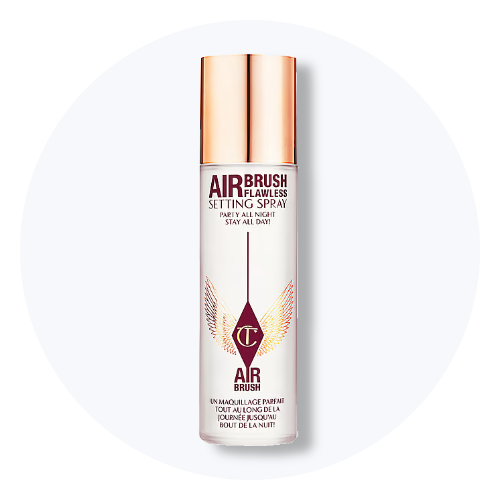 Charlotte Tilbury AIRBRUSH FLAWLESS SETTING SPRAY. Flasken indeholder også teksten: PARTY ALL NIGHT STAY ALL DAY!, AIR BRUSH, UN MAQUILLAGE PARFAIT TOUT AU LONG DE LA JOURNÉE JUSQU'AU BOUT DE LA NUIT!