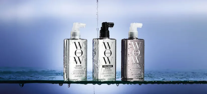 Tre Colow wow produkter står på en flade med vand.