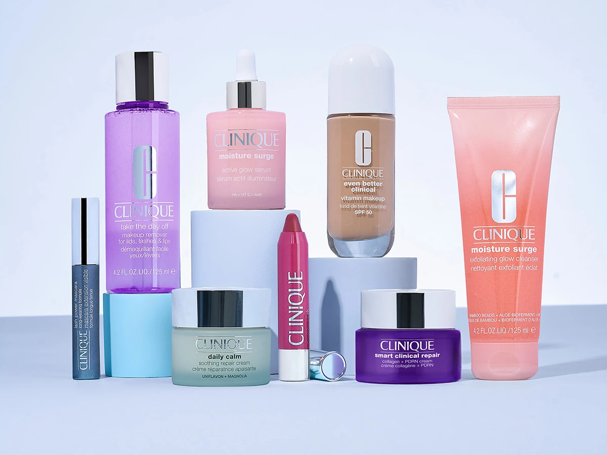En samling af Clinique hudpleje- og makeupprodukter, herunder makeupfjerner, serum, foundation, renseprodukt, mascara, læbeprodukt og cremer.