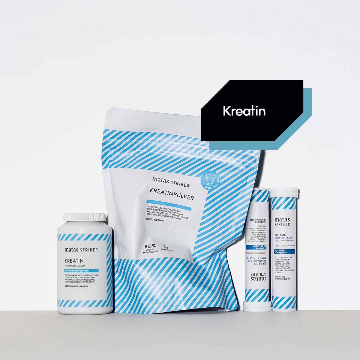 Her ses Matas Striber Kreatinprodukter samlet på en hvid baggrund med lyseblå diagonale striber langs kanten. Teksten "Kreatin" står nederst på billedet.