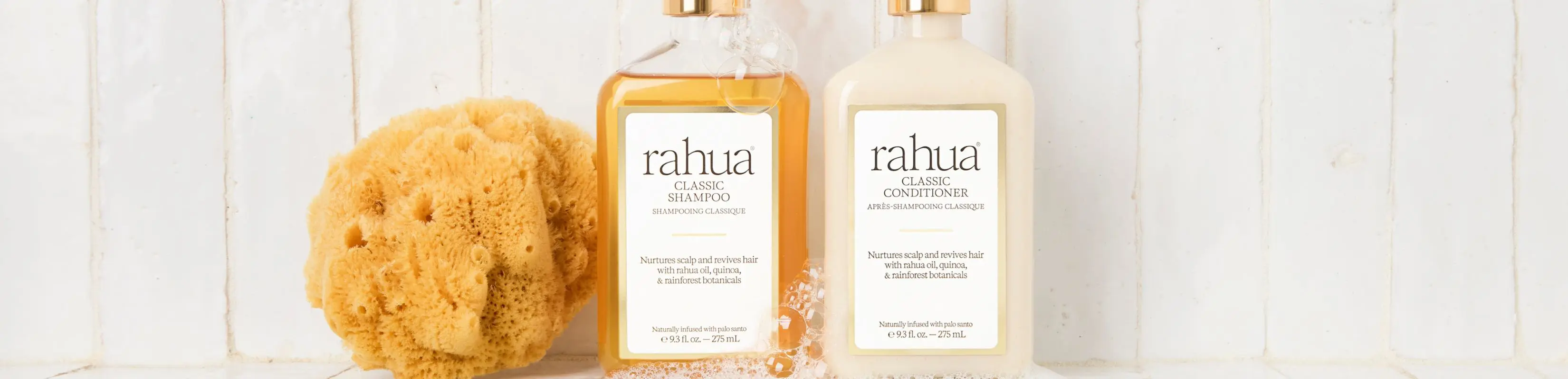 Rahua Classic Shampoo og Balsam, 275 ml flasker. Indeholder rahuaolie, quinoa, regnskovsbotanik. Natursvamp ved siden af.