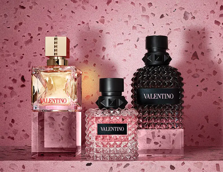Her ses tre af Valentinos mest solgte parfumer på en lyserød baggrund.