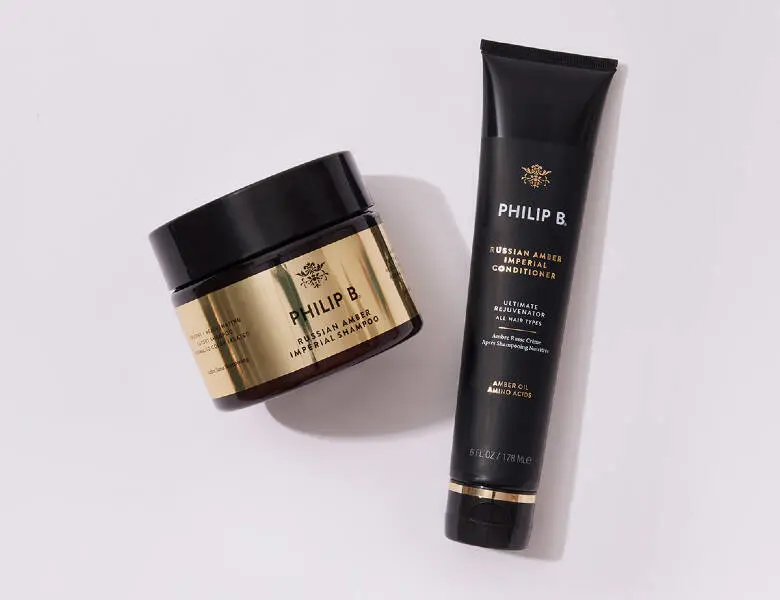 Her ses to sorte og guld Philip B produkter på en lys baggrund.