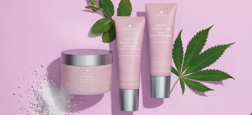 Her ses en lyserød baggrund med tre lyserøde og sølv produkter, som ligger mellem noget salt og nogle grønne planter. 