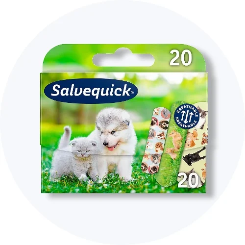 Salvequick plaster med dyremotiver i æske med billede af killing og hundehvalp på lys grå baggrund.