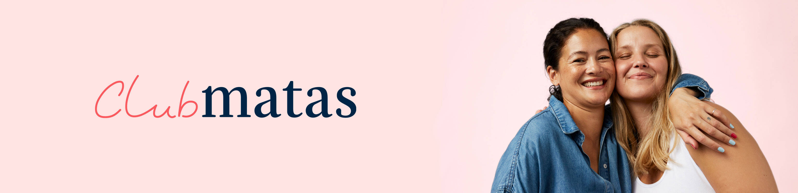 Her ses et lyserødt banner. I venstre side ses ClubMatas logoet og i højre, to glade kvinder, som krammer.