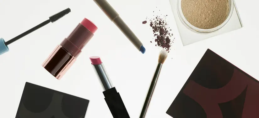 Her ses en hvid baggrund med mange forskellige slags produkter fra BeautyAct.