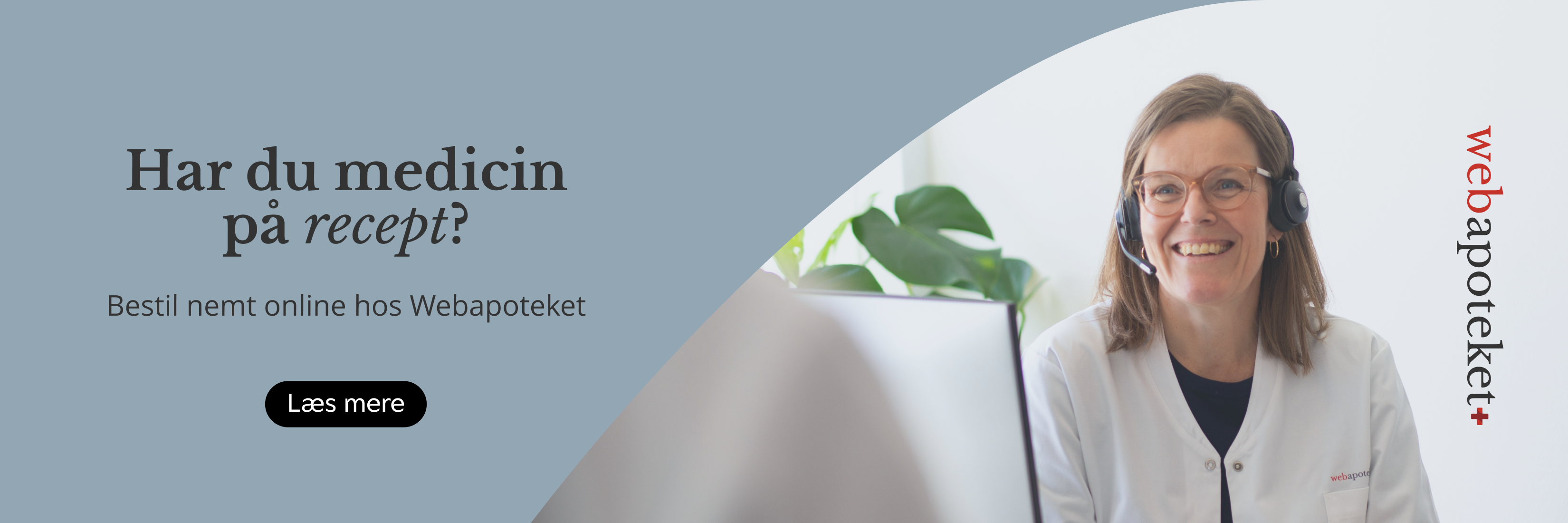 Banner for webapoteket.dk med teksten “Har du medicin på recept? Bestil nemt online hos Webapoteket” med Læs mere knap. Teskt er på blå baggrund i venstre side. I højre side er et billede af en medarbejdere i hvid kittel og headset i et lyst kontormiljø.