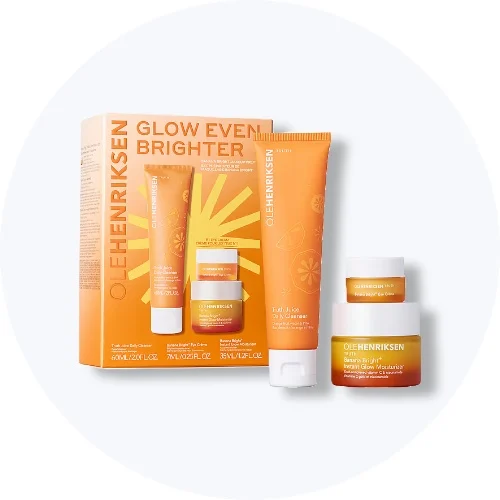 Her ses et Ole Henriksen gavesæt med hudplejeprodukter i orange emballage på en lys baggrund.