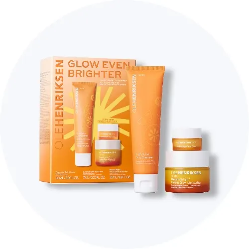 Her ses et Ole Henriksen gavesæt med hudplejeprodukter i orange emballage på en lys baggrund.