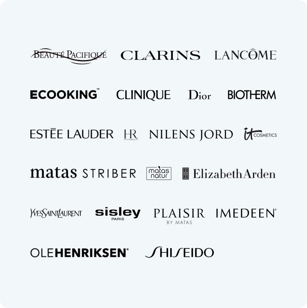 Her ses en lys grå-blå baggrund med en masse brandnavne skrevet i sort.