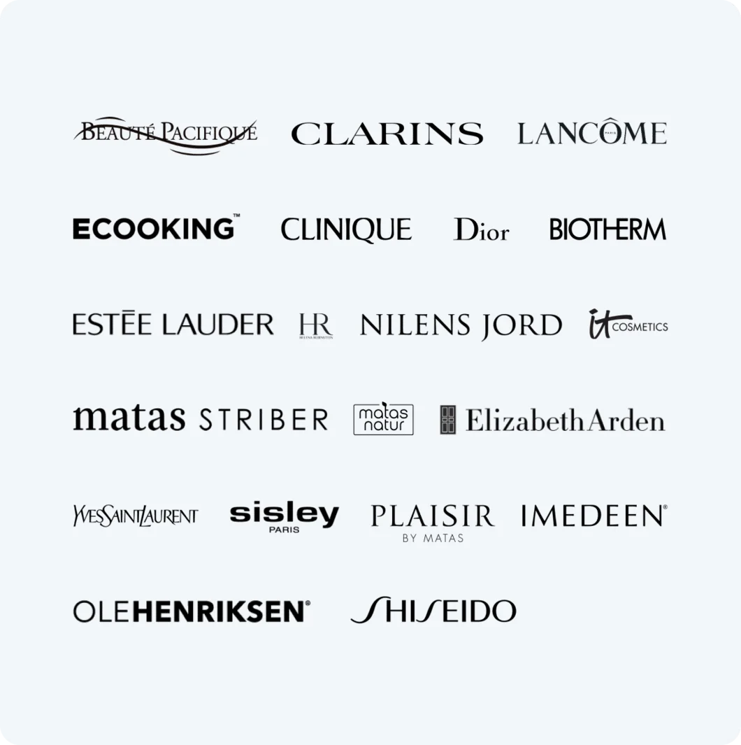 Her ses en lys grå-blå baggrund med en masse brandnavne skrevet i sort. 
