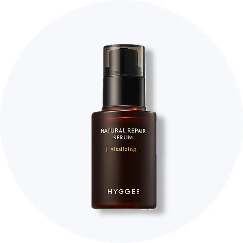 Her ses et Hyggee Natural Repair Serum i en mørk pumpeflaske på en lys baggrund.