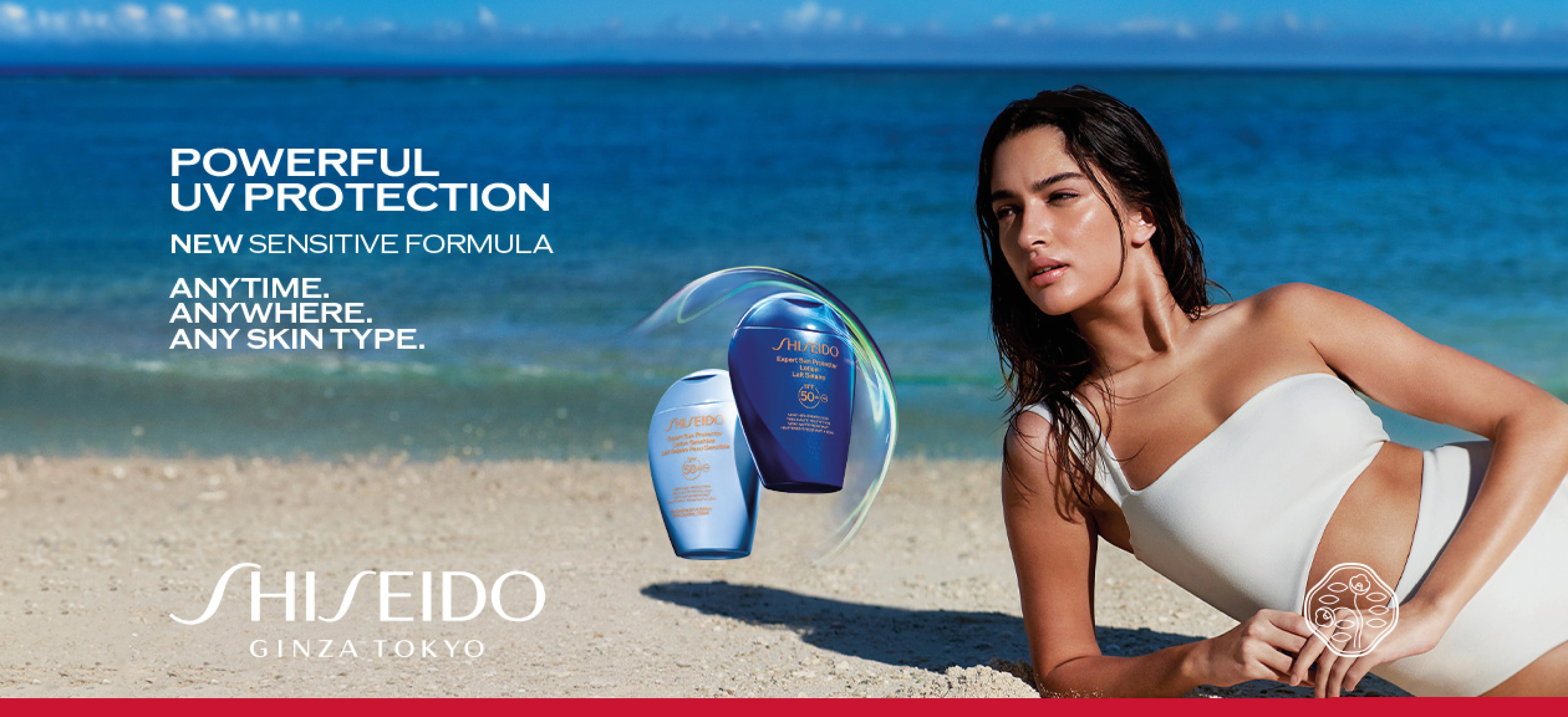 Her ses et billede med solplejeprodukter fra Shiseido placeret på en strand ved havet. På billedet står teksten “POWERFUL UV PROTECTION”, “NEW SENSITIVE FORMULA” samt “ANYTIME. ANYWHERE. ANY SKIN TYPE.” Til højre ses en person i hvid badetop, og nederst står teksten “SHISEIDO GINZA TOKYO”.