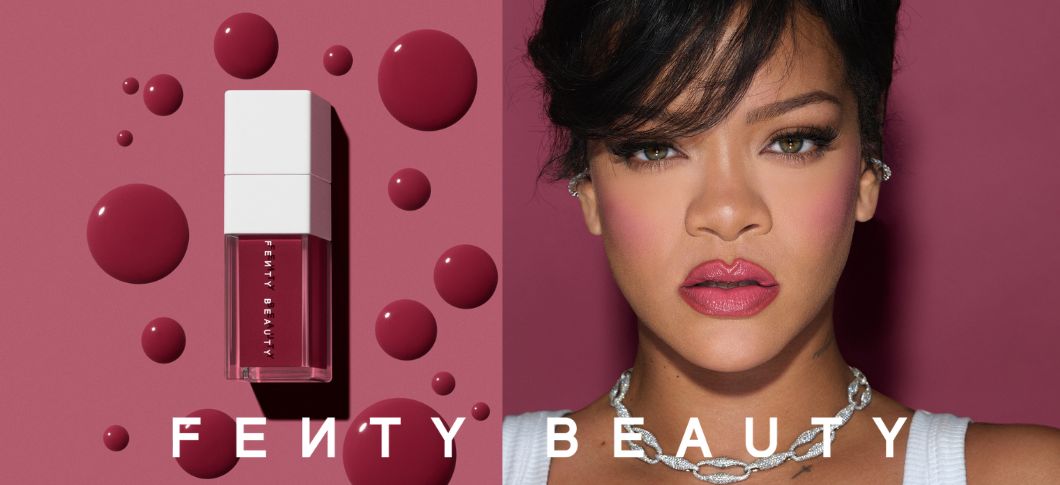 Her ses et billede opdelt i to dele. Til venstre ses et læbeprodukt med teksten “FENTY BEAUTY” omgivet af røde kugler mod en rosa baggrund. Til højre ses en person mod samme baggrund. Nederst står teksten “FENTY BEAUTY”.