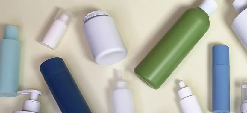 Her ses en lys baggrund med en masse plastikemballage fra produkter. 