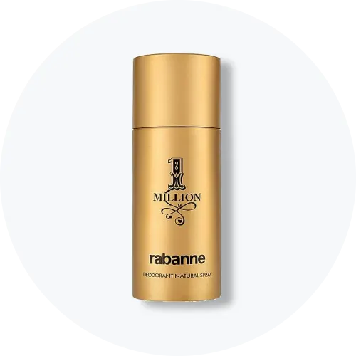 Her ses Rabanne 1 Million Deodorant Natural Spray i en guldfarvet beholder. På forsiden ses 1 Million-logoet, Rabanne-navnet og teksten “Deodorant Natural Spray”. Produktet står centralt mod en lys, rund baggrund.