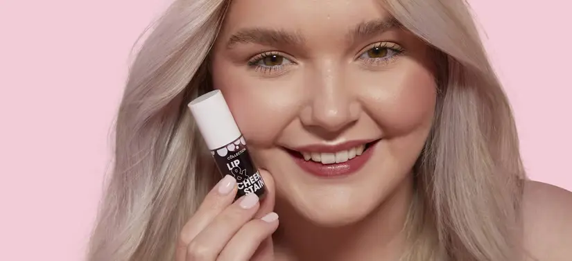 Her ses ansigtet på en smilende kvinde, som holder et COLLECTION produkt op mod kinden. Baggrunden er lyserød.