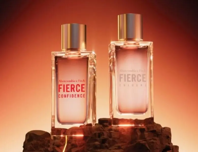 To Abercrombie & Fitch Fierce duftflasker: Fierce Confidence og Fierce Cologne, på stenet bund.