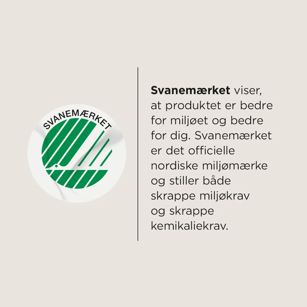Her ses Svanemærket på en lys beige baggrund. Til højre står teksten: "Svanemærket viser, at produktet er bedre for miljøet og bedre for dig. Svanemærket er det officielle nordiske miljømærke og stiller både skrappe miljøkrav og skrappe kemikaliekrav."