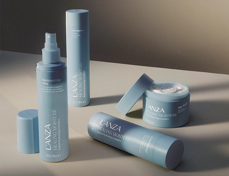 L'ANZA Healing Moisture produkter, herunder shampoo, balsam, fugtgivende mist og hårmaske i lyseblå flasker og krukker.