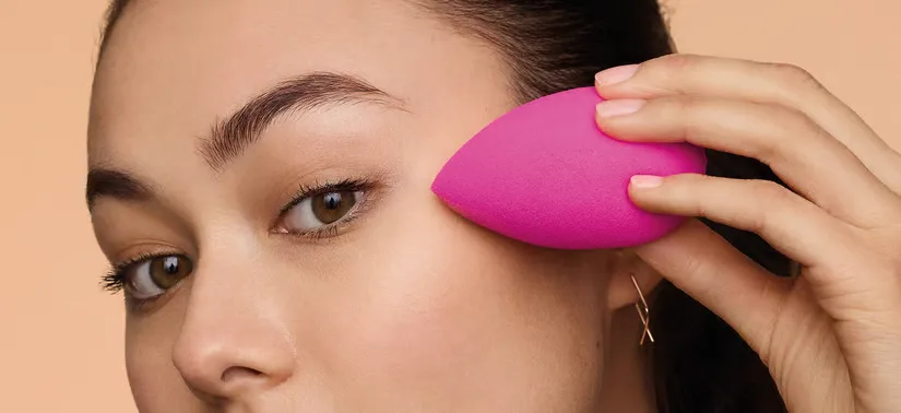 Her ses en kvinde som bruger en Beautyblender.