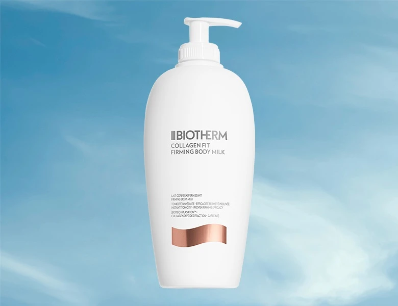 Her ses et hvidt Biotherm produkt stående på en sandfarvet sten med en blå himmel som baggrund.