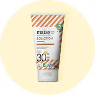 Her ses en solcreme til børn med faktor 30. Solcremen er fra Matas Striber og har en lysegul baggrund.