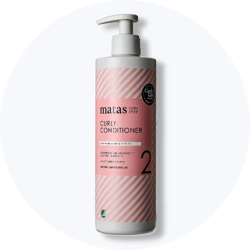Matas Curly Conditioner i en lyserød og hvid stribet flaske med pumpe. Teksten 'Curly Conditioner' og tallet 2 er synligt.