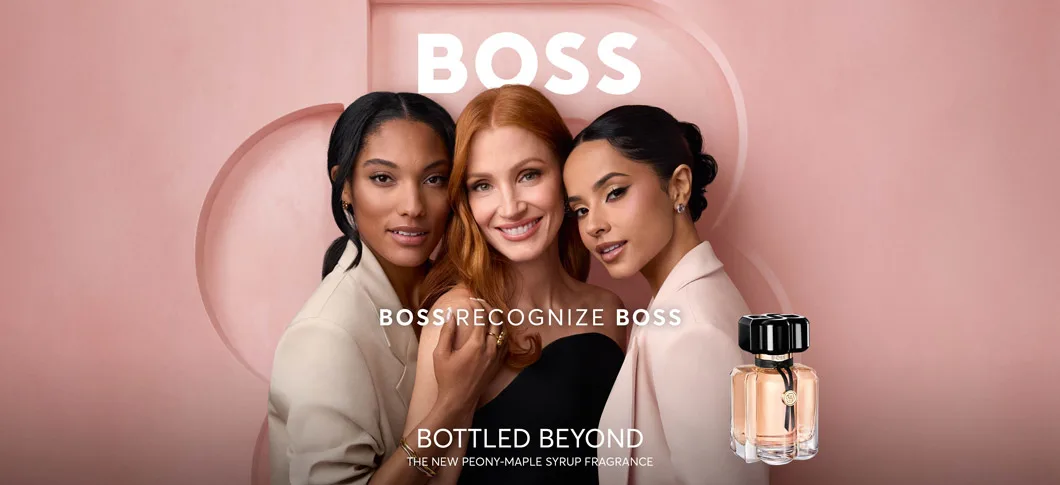 Her ses et billede med tre personer foran en rosa baggrund. Til højre ses en parfumeflakon fra BOSS Bottled Beyond, og på billedet står blandt andet teksterne “BOSS”, “BOSS RECOGNIZE BOSS”, “BOTTLED BEYOND” og “THE NEW PEONY-MAPLE SYRUP FRAGRANCE”.