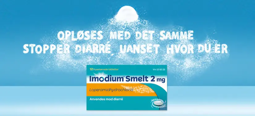 Her ses en Imodium pakke på en blå baggrund. Ovenover ses en opløst tablet, som skriver kort hvad produktet kan.